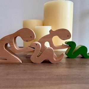 Ormminnesfigur – Träperson och litet husdjursminne, husdjursminnesgåva, ormälskarepresent till reptilägare