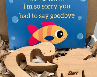 Coffret cadeau commémoratif de poisson - poisson en bois personnalisé avec nom gravé et carte de sympathie, souvenir de perte d'animal de compagnie poisson rouge ou betta