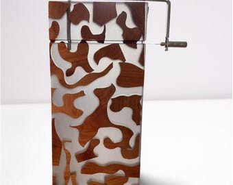Trancheuse à fromage - Planche à fromage en bois et époxy faite main avec coupe-fil, planche de service à charcuterie, décoration de cuisine moderne, cadeau