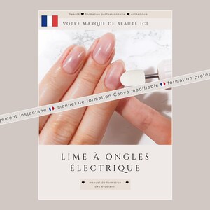 Può includere: Una mano con unghie lucidate e di forma ovale viene mostrata con una lima per unghie elettrica. L'immagine contiene testo in francese, tra cui "LIME À ONGLES ÉLECTRIQUE" e "VOTRE MARQUE DE BEAUTÉ ICI". Lo sfondo è beige chiaro.