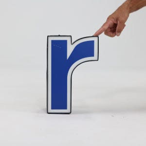 Letra R azul y blanca / Letra de canal recuperada