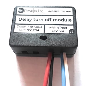 Può includere: Un modulo di spegnimento ritardato nero con la scritta "Delay turn off module". Il modulo ha un'etichetta bianca con la scritta "Deselectra" e "deselectra.com". Ha fili rossi, neri, bianchi e blu che si estendono dal basso.