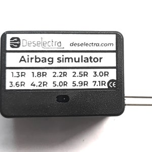 Könnte beinhalten: Ein schwarzer Airbag-Simulator mit dem Text "Deselectra deselectra.com Airbag simulator" und einer Liste von Widerstandswerten: 1.3R, 1.8R, 2.2R, 2.5R, 3.0R, 3.6R, 4.2R, 5.0R, 5.9R, 7.1R und CE.