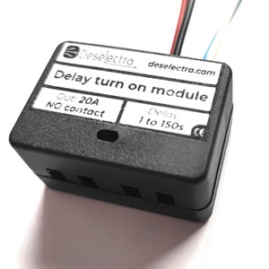Puede incluir: Módulo de encendido con retardo negro con una etiqueta blanca que dice "Deselectra" y "Delay turn on module". La etiqueta también incluye el texto "Out: 20A NO contact" y "Delay 1 to 150s CE".