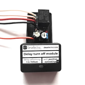 Puede incluir: Un módulo de retardo de apagado negro con una etiqueta blanca que dice "Deselectra deselectra.com Delay turn off module delay off timing 1 to 720sec with positive activating CE". El módulo tiene un relé negro y un potenciómetro.