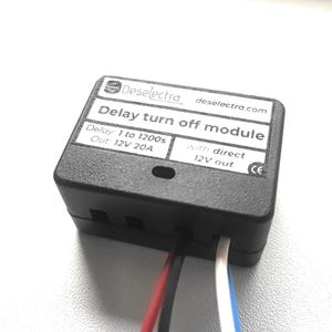 Può includere: Modulo di spegnimento ritardato nero con la scritta "Delay turn off module" e "Delay 1 to 1200s Out: 12V 20A". Il modulo ha tre fili: rosso, bianco e blu. Il prodotto è di Deselectra.