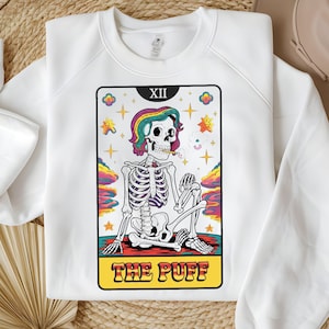 La camiseta Puff - Stoner Png / Ilustración digital de hojas de cannabis con cartas del tarot / Descarga digital de esqueleto 420 Png / Puff Puff Pass