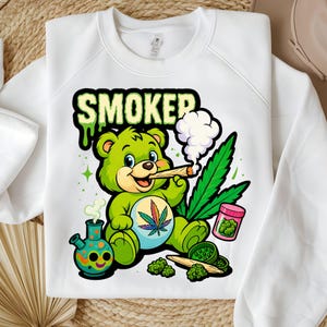 Smoker Bear PNG | Zabawny projekt Weed Bear | Koszulka z kreskówek Stoner | 420 Smoking Bear Png | Miś Teddy Bear Png | Liść konopi | Pobieranie cyfrowe