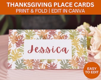 Puede incluir: Tarjetas de lugar para el Día de Acción de Gracias imprimibles con un diseño de hojas de otoño. Las tarjetas son blancas con un borde de hojas naranjas, rojas y verdes. El texto "Jessica" está escrito en cursiva roja.