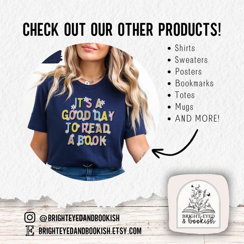 Pu&ograve; includere: Una maglietta blu navy con il testo "It's a good day to read a book" in lettere colorate con accenti floreali. La maglietta &egrave; indossata da una persona. L'immagine include anche un logo per il negozio, "Bright-Eyed & Bookish", con un libro e fiori.
