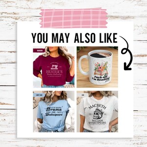 Puede incluir: Un collage de cuatro im&aacute;genes que muestran diferentes camisetas y una taza. La primera imagen muestra una camiseta granate con el texto "Hester's Custom Embroidery" y un gr&aacute;fico de una m&aacute;quina de coser. La segunda imagen muestra una camiseta azul claro con el texto "Stop Making Drama You Are Not Shakespeare". La tercera imagen muestra una camiseta gris con el texto "Macbeth William Shakespeare" y un gr&aacute;fico de una calavera. La cuarta imagen muestra una taza blanca con el texto "Fuck off, I'm Reading" y un gr&aacute;fico floral.