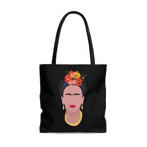 Könnte beinhalten: Schwarze Tragetasche mit einer stilisierten Illustration einer Frau mit Blumenkrone, roten Lippen und goldenen Ohrringen. Das Design ist ein minimalistisches Porträt auf schwarzem Hintergrund, mit schwarzen Griffen.