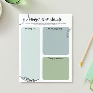 Könnte beinhalten: Ein druckbares Gebets- und Dankbarkeitsjournal mit Abschnitten zum Beten für, Dankbar sein für und die heutige Schriftstelle. Das Journal hat ein grün-blaues Farbschema mit einem einfachen Blattdesign.