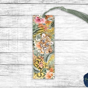 Op de afbeelding: Een kleurrijk bladwijzer met een aquarel-illustratie van een tijgerwelpje omringd door tropische bladeren en bloemen. De achtergrond is een mix van luipaardprint en gouden glitter.