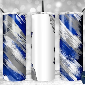 Op de afbeelding: Drie roestvrijstalen bekers met een abstract penseelstreepontwerp in blauw, wit en grijs. De beker rechts heeft het ontwerp, de middelste beker is leeg en de beker links heeft het ontwerp.