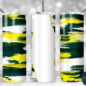 Puede incluir: Tres vasos de acero inoxidable con un diseño de pintura abstracta en verde, blanco y amarillo. Los vasos están sobre una superficie de madera blanca.