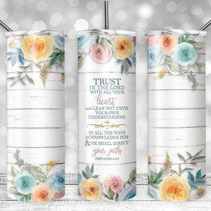 K&ouml;nnte beinhalten: Ein wei&szlig;er Becher mit Blumenmuster und dem Text "TRUST IN THE LORD WITH ALL YOUR heart and LEAN NOT UNTO YOUR OWN UNDERSTANDING IN ALL THE WAYS ACKNOWLEDGE HIM & HE SHALL DIRECT your pathy PROVERBS 3:5-6"
