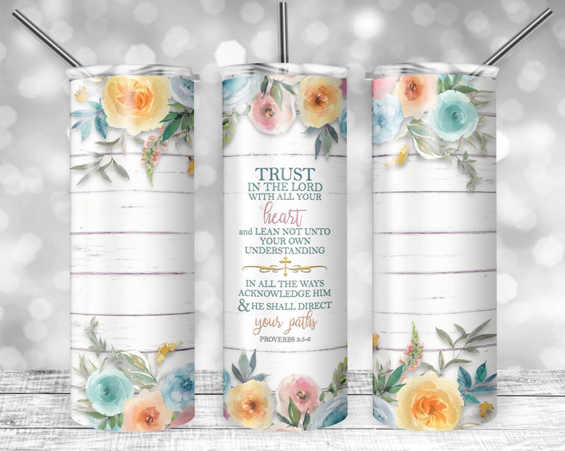 K&ouml;nnte beinhalten: Ein wei&szlig;er Becher mit Blumenmuster und dem Text "TRUST IN THE LORD WITH ALL YOUR heart and LEAN NOT UNTO YOUR OWN UNDERSTANDING IN ALL THE WAYS ACKNOWLEDGE HIM & HE SHALL DIRECT your pathy PROVERBS 3:5-6"