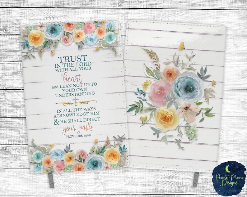 Pode incluir: Uma capa de di&aacute;rio branca com um design floral e uma cita&ccedil;&atilde;o de Prov&eacute;rbios 5:5-6. A cita&ccedil;&atilde;o diz "Confia no Senhor de todo o teu cora&ccedil;&atilde;o e n&atilde;o te apoies no teu pr&oacute;prio entendimento. Reconhece-o em todos os teus caminhos, e ele endireitar&aacute; as tuas veredas."