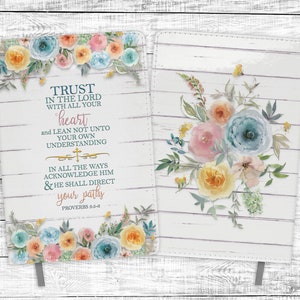 Pode incluir: Um di&aacute;rio branco com um design floral e a cita&ccedil;&atilde;o "Confia no Senhor de todo o teu cora&ccedil;&atilde;o, e n&atilde;o te estribes no teu pr&oacute;prio entendimento. Reconhece-o em todos os teus caminhos, e ele endireitar&aacute; as tuas veredas. Prov&eacute;rbios 5:5-6"