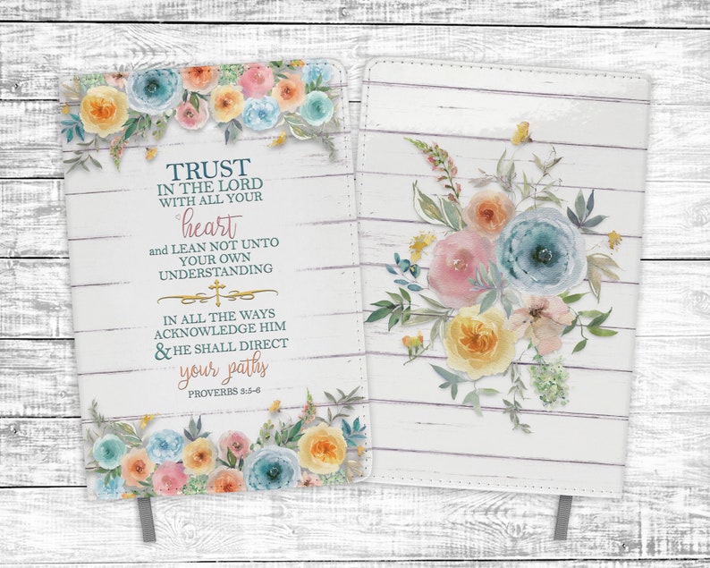 Pode incluir: Um di&aacute;rio branco com um design floral e a cita&ccedil;&atilde;o "Confia no Senhor de todo o teu cora&ccedil;&atilde;o, e n&atilde;o te estribes no teu pr&oacute;prio entendimento. Reconhece-o em todos os teus caminhos, e ele endireitar&aacute; as tuas veredas. Prov&eacute;rbios 5:5-6"