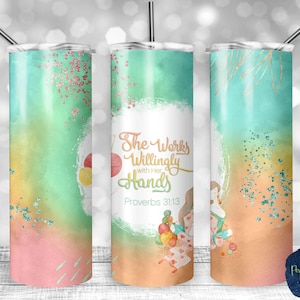 Könnte beinhalten: Drei Edelstahlbecher mit einem türkisfarbenen, grünen und rosafarbenen Ombre-Design. Der mittlere Becher zeigt den Text "She works willingly with her hands, Proverbs 31:13" und eine Frau beim Stricken.