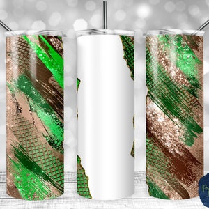Könnte beinhalten: Drei Edelstahlbecher mit einem abstrakten Design in Grün, Braun und Gold. Der Becher links hat ein grünes und braunes Design, der Becher in der Mitte ist leer und der Becher rechts hat ein grünes, braunes und goldenes Design.