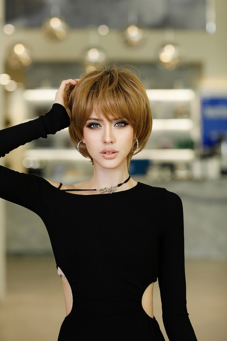 Perruque Courte Blonde Dorée Très Claire Bouclée - Taille Moyenne, Synthétique, Neuf Avec étiquettes