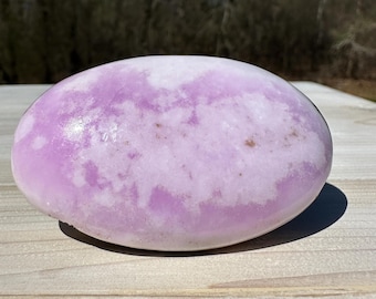 Bonita piedra de palma de aragonito rosa con hematita