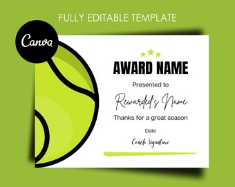 Op de afbeelding: Een wit certificaat met een groene tennisbalafbeelding aan de linkerkant. De tekst "AWARD NAME" staat in zwarte vetgedrukte letters. De tekst "Uitgereikt aan" staat in zwarte letters. De tekst "Rewarded's Name" staat in zwarte cursieve letters. De tekst "Bedankt voor een geweldig seizoen" staat in zwarte letters. De tekst "Datum" staat in zwarte letters. De tekst "Handtekening van de coach" staat in zwarte letters. Er is een groene lijn onderaan het certificaat.