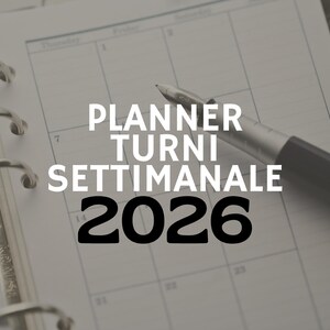 Puede incluir: Primer plano de una agenda con el texto "PLANNER TURNI SETTIMANALE 2026" en blanco y negro. Un bolígrafo plateado descansa sobre las páginas abiertas, que muestran una cuadrícula de calendario. El fondo está borroso.