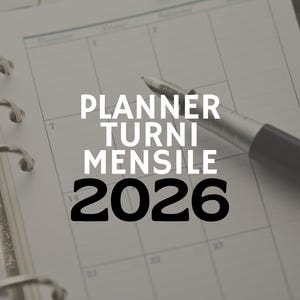 Puede incluir: Primer plano de una agenda abierta con un bolígrafo sobre las páginas del calendario. El texto "PLANNER TURNI MENSILE 2026" se muestra en blanco y negro, indicando una agenda mensual para 2026.