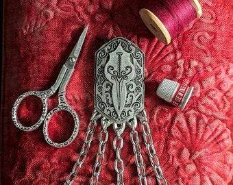 Épée Châtelaine en étain argenté avec clip de taille - Cinq chaînes et crochets - Design original dessiné pour outils de couture cosplay et arts textiles