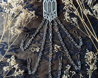 Gothic Window Pewter Chatelaine met tailleclip - Vijf kettingen en haken - Origineel ontwerp voor cosplay & Fiber Arts Naaigereedschap