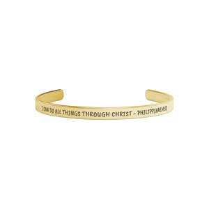以下が含まれることがあります： 「I CAN DO ALL THINGS THROUGH CHRIST - PHILIPPIANS 4:13」の文字が刻まれた、ゴールドカラーのカフブレスレット。滑らかで光沢のある仕上がりで、ミニマリストなデザインです。テキストはシンプルなサンセリフ体です。
