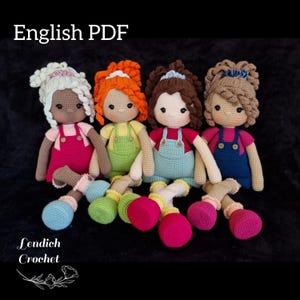 Puede incluir: Cuatro muñecas de crochet con diferentes colores de pelo y atuendos. Las muñecas llevan monos y tienen camisas de diferentes colores. Las muñecas están sentadas sobre una superficie negra. English PDF.