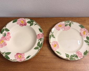 2 roses franciscaines en poterie, 1 assiette à salade et 1 bol à rebord