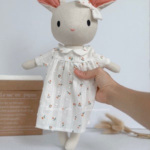 Bambola topo in lino di tessuto di grandi dimensioni con vestito rosa, bambola cimelio di peluche, regalo di compleanno fatto a mano per bambini, primo babydoll immagine 7