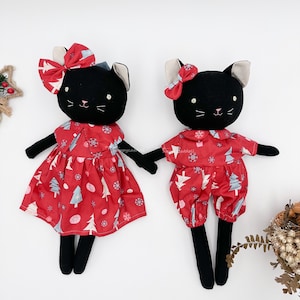 赤いクリスマスの取り外し可能な衣装を着た黒猫の人形、手作りの子猫のおもちゃ、誕生日パーティーのプレゼントに