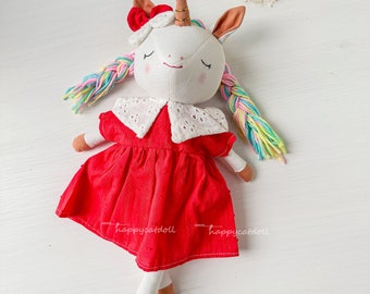 Bambola di unicorno fatta a mano con vestito rosso - Animali di peluche unici per cestini pasquali - Decorazione della cameretta per la casa delle ragazze