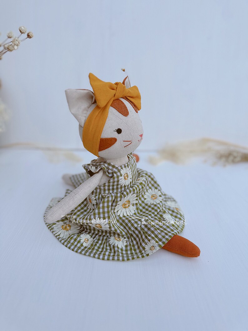 Poupée chat fabriquée à la main avec une robe Peluche animal fait main en tissu de lin naturel pour enfant image 4