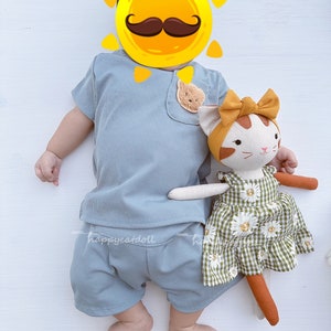 Poupée chat fabriquée à la main avec une robe Peluche animal fait main en tissu de lin naturel pour enfant image 2