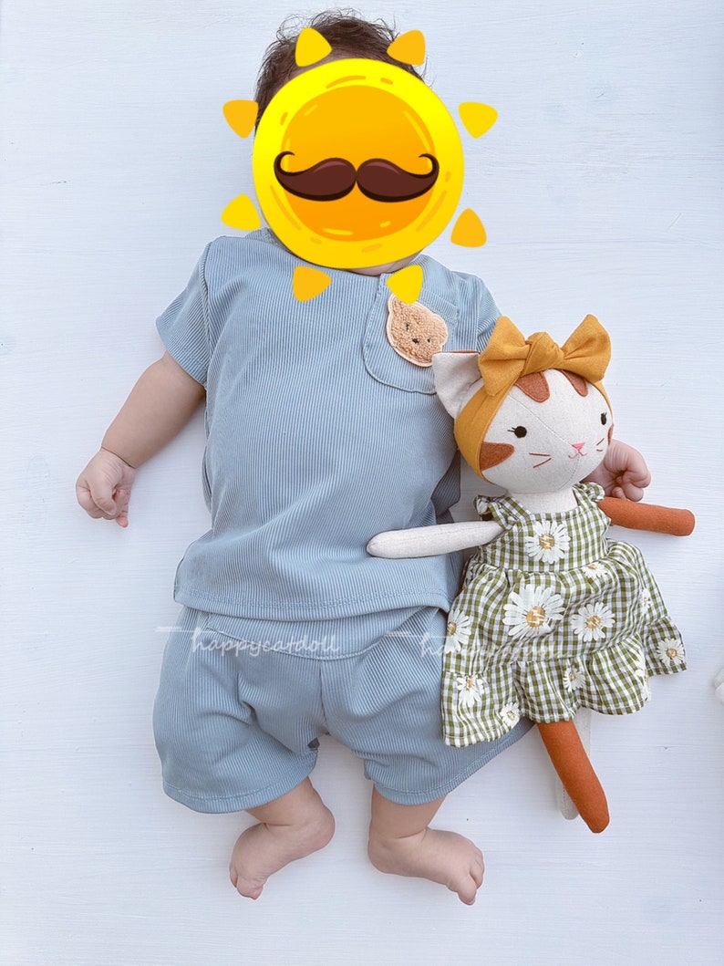 Poupée chat fabriquée à la main avec une robe Peluche animal fait main en tissu de lin naturel pour enfant image 2