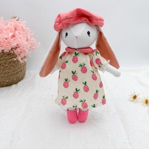 MELHOR PREÇO - Boneca de coelho branca feita à mão com vestido e chapéu de abacaxi rosa / Presente de aniversário - Presente de Páscoa - Presente de Natal para ela/ele