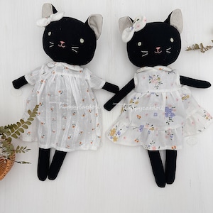 Poupée chat noir avec des robes à fleurs blanches, peluche chaton faite main, jouets anciens en peluche