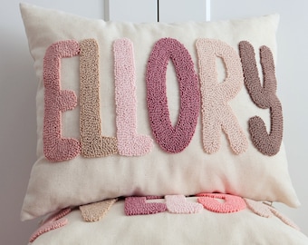 Almohada con nombre personalizada para habitación infantil, cojín decorativo personalizado con aguja de punzón, regalo único de decoración inicial para habitación de bebé.