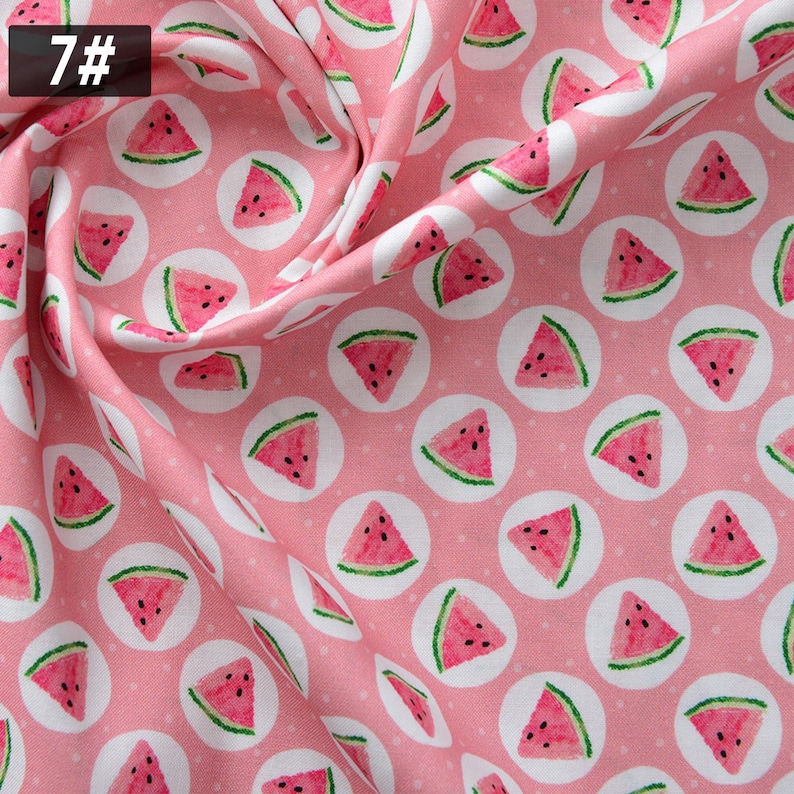 Puede incluir: Tela rosa con un patr&oacute;n repetido de rodajas de sand&iacute;a dentro de c&iacute;rculos blancos. Las sand&iacute;as tienen pulpa roja, semillas negras y c&aacute;scaras verdes. La tela est&aacute; doblada, mostrando la textura y profundidad del material. El n&uacute;mero "7#" es visible.