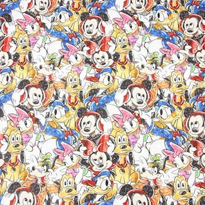 Op de afbeelding: Een witte stof met een herhalend patroon van cartoonfiguren. De figuren zijn Mickey Mouse, Minnie Mouse, Donald Duck, Goofy en Pluto. De figuren lachen allemaal en hebben een glinsterende afwerking.