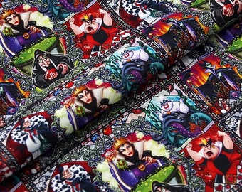 Op de afbeelding: Een kleurrijke stof met een herhalend patroon van Disney-schurken. De schurken zijn afgebeeld in glas-in-loodramen. De stof bevat personages zoals Maleficent, Ursula, Cruella de Vil en de Evil Queen.