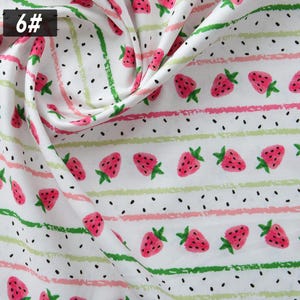 Puede incluir: Tela blanca con un patr&oacute;n repetitivo de fresas rosas, hojas verdes y semillas negras. El dise&ntilde;o incluye rayas horizontales rosas y verdes. El n&uacute;mero "6#" se encuentra en la esquina superior izquierda.